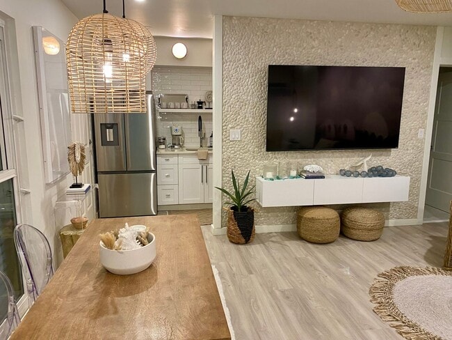 Building Photo - Upscale 2 Bedroom Condo with Designer Finishes-12 Month Annual