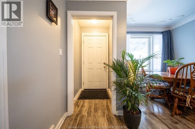 Building Photo - 837 Hanna St E