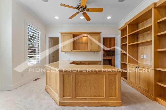 Building Photo - Gorgeous Home with Central AC and Washer/D...