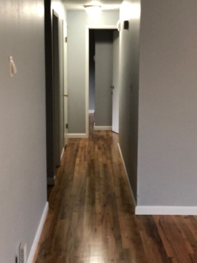 Foto del edificio - Updated 3 Bdr, 1 1/2 bath with garage and ...