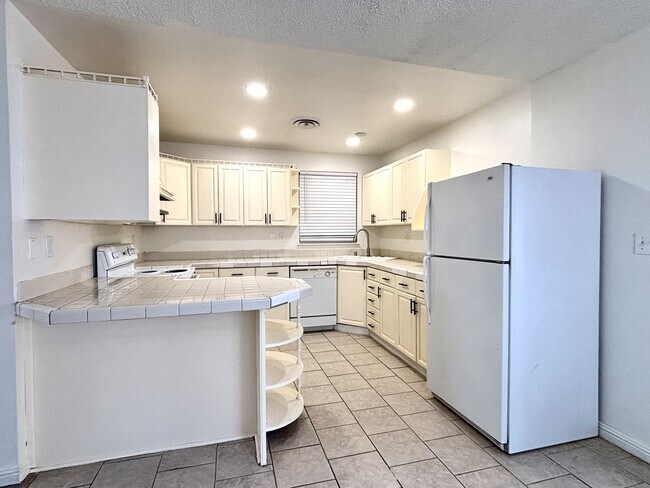 Foto del edificio - 5813 Iris Ave