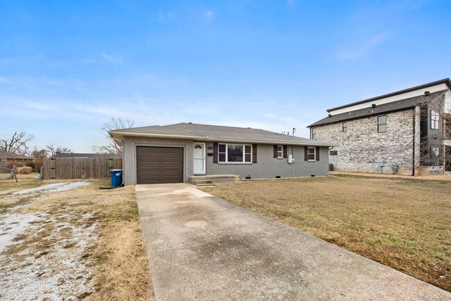 Building Photo - Charming 3-Bedroom Home with Modern Update...