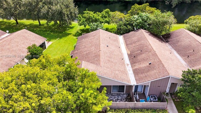 Foto del edificio - 570 Woodgate Cir