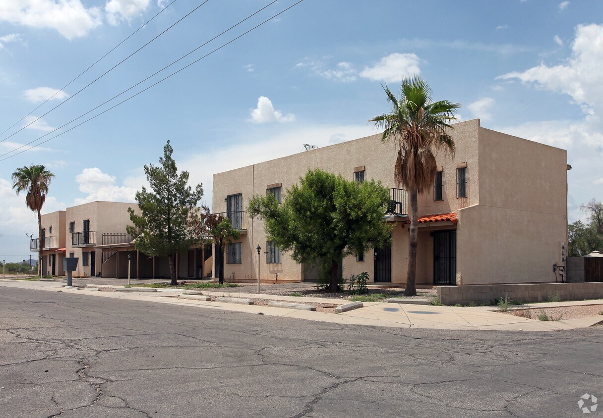 Foto principal - 302-312 W Los Reales Rd