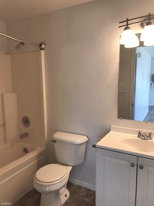 Foto del edificio - 2 br, 1.5 bath Duplex - 1308 Ledwich Avenue 2