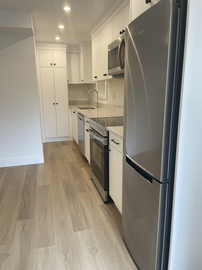 Building Photo - 10961 84 Av