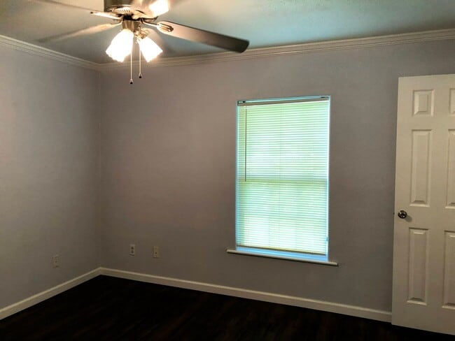 Building Photo - Room For Rent