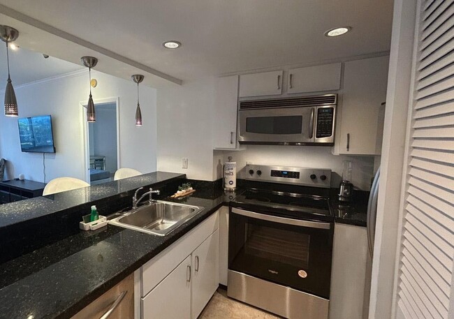 Building Photo - 540 Brickell Key Dr
