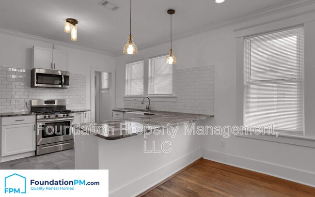 Building Photo - 930 N Evergreen St