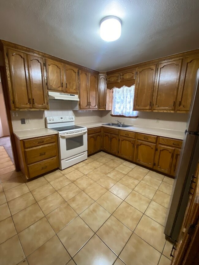 Building Photo - 1305 James Cir