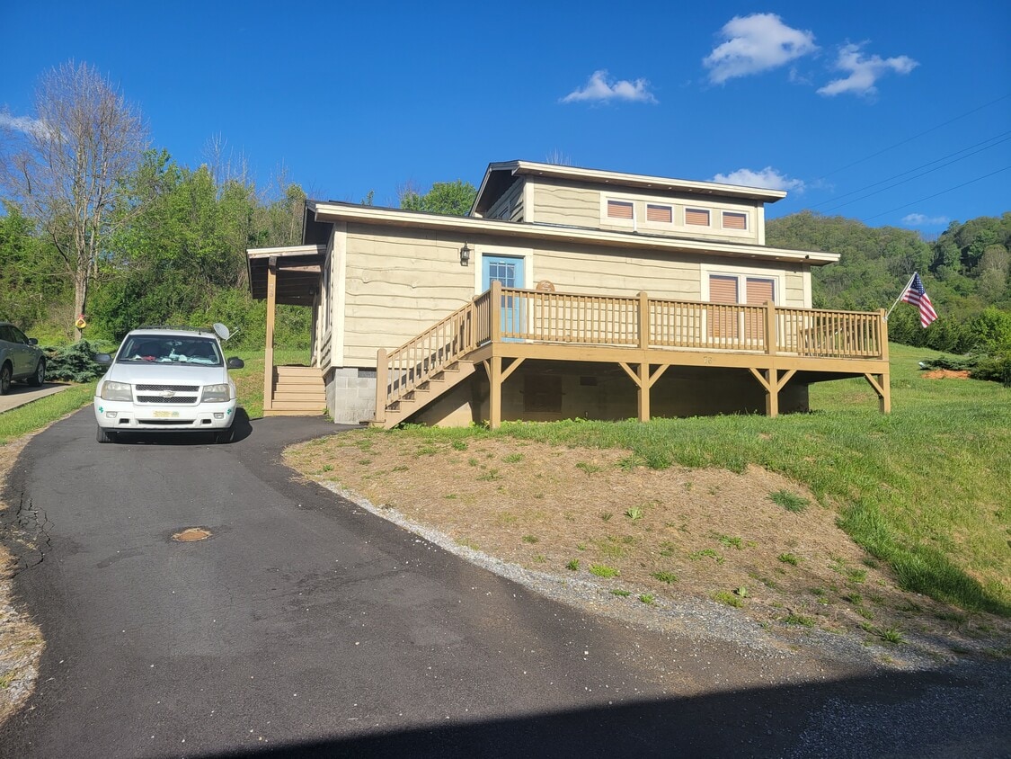 76 Carsen Loop, Waynesville, NC 28785 House Rental in Waynesville, NC