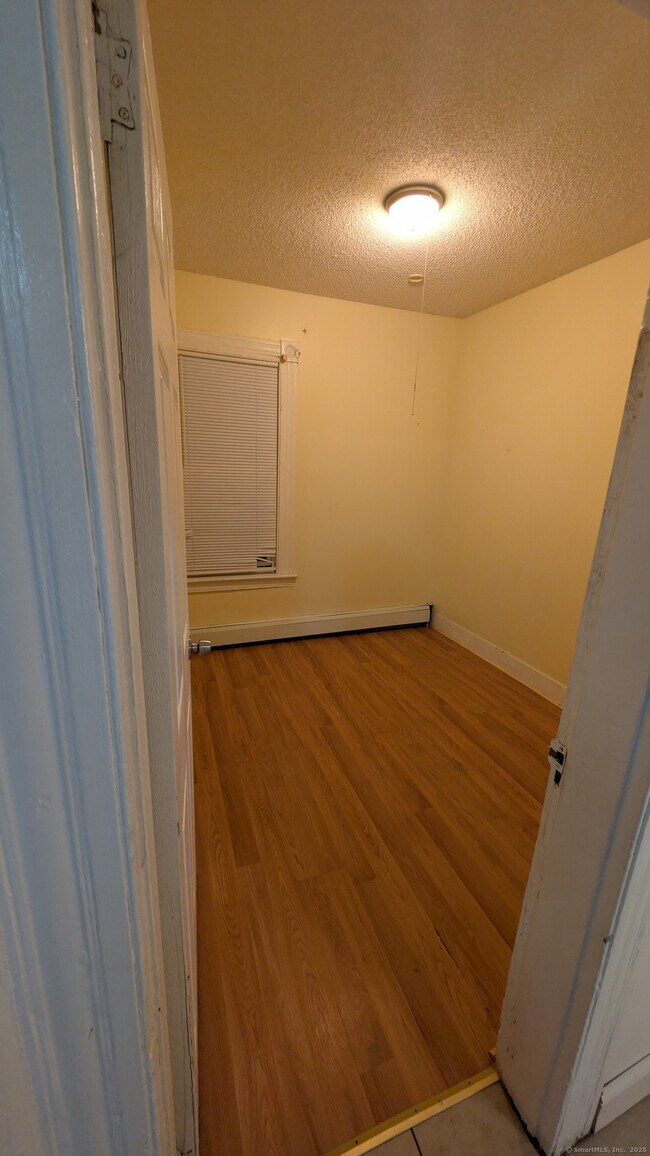 Foto del edificio - 83 Lounsbury Ave