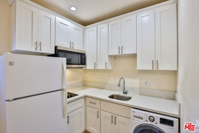 Photo - 1327 W Adams Blvd Apartments