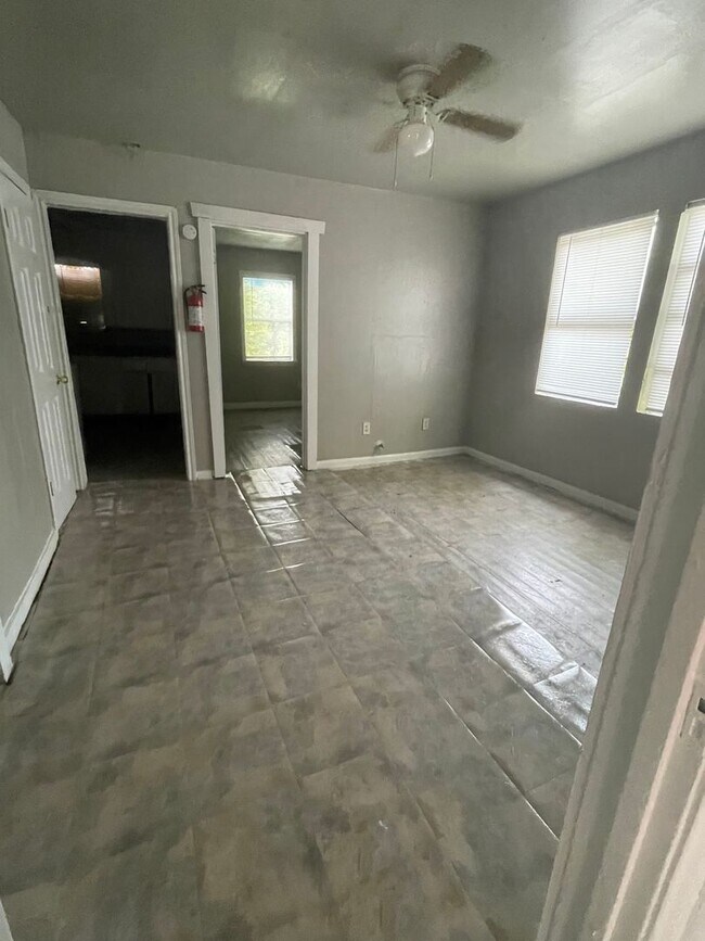 Foto del edificio - 2 bedroom One Bath Home For Rent