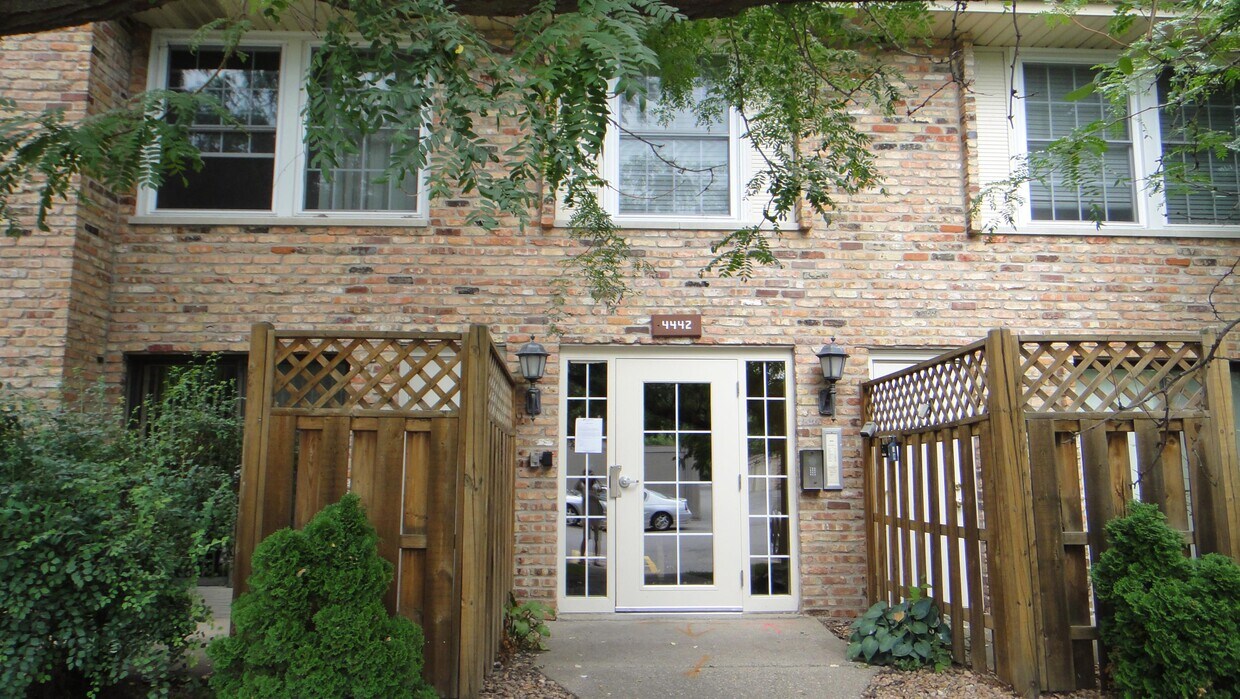Primary Photo - 4442 Cedar Lk Rd S