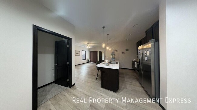 Foto del edificio - Spacious 3 Bed 2 Bath Townhome