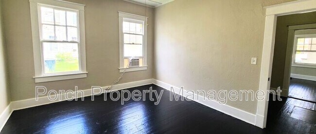 Foto del edificio - 215 W Belmont St