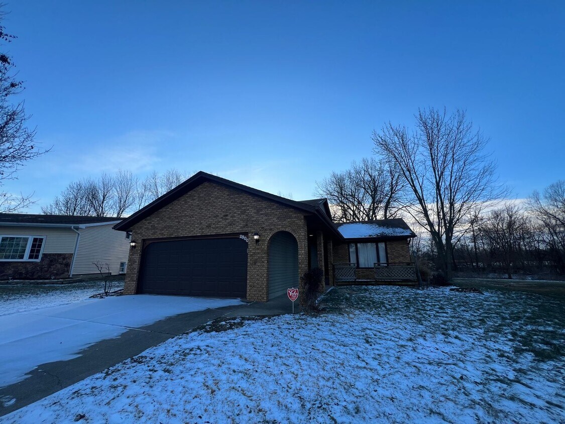Primary Photo - LARGE 4 BEDROOM 2 BATH TRI-LEVEL!