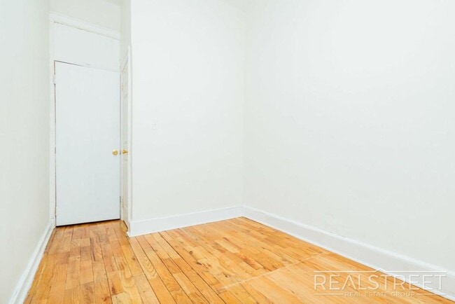 Building Photo - Spacious 1 BED in Bushwick