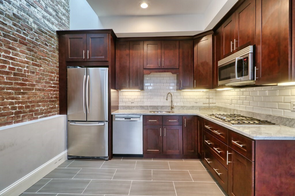 Foto principal - 122 Bay State Rd