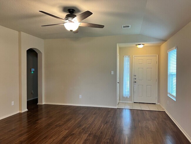 Building Photo - Great Home In The Meadows