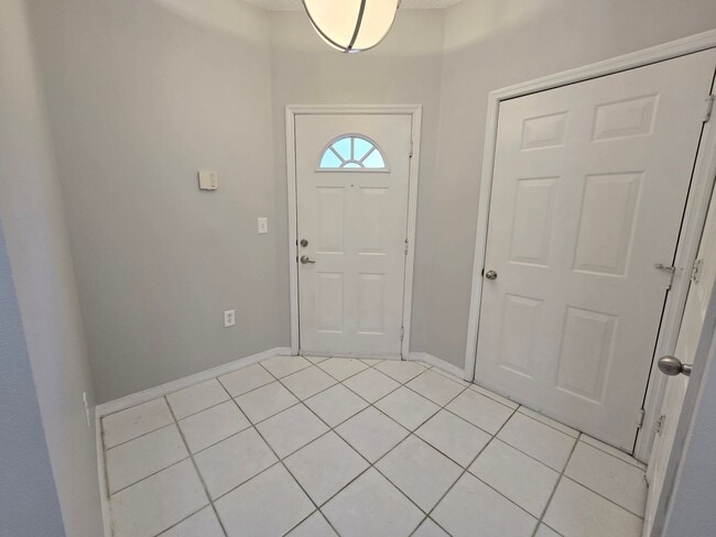 Building Photo - Luxury 1BR/1BA Condo with Fabulous Views i...