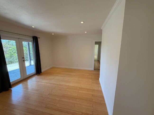 Building Photo - "Charming 2-Bedroom Retreat with Granite Accents & Gleaming Hardwood Floors in Lafayette!"