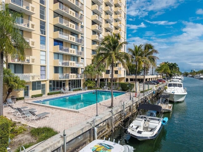 Foto del edificio - 2350 NE 135th St