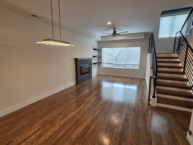 Foto del edificio - STUNNING 4-LEVEL TOWNHOME IN HIGHLANDS WITH SAUNA, 2-CAR GARAGE + AMAZING ROOFTOP DECK!