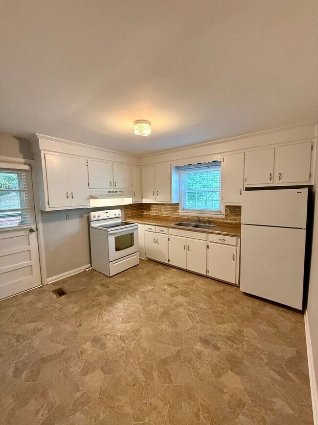Building Photo - Knoxville 37917 - Charming 2 bedroom, 1 ba...