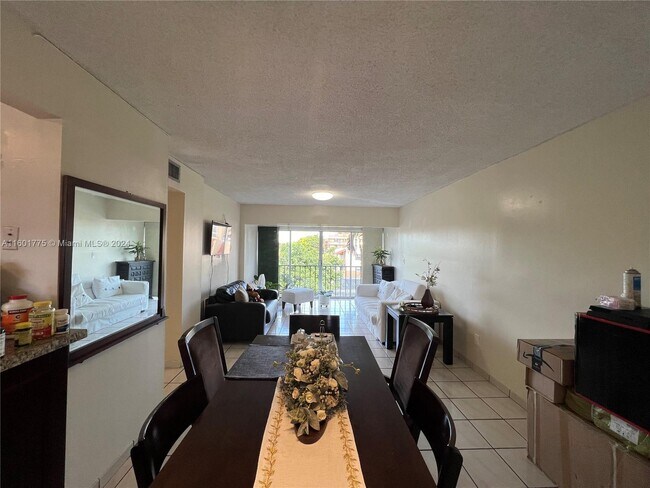 Building Photo - 8887 Fontainebleau Blvd
