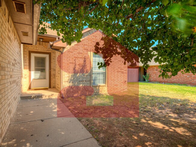 Building Photo - 2707 Silvertree Dr