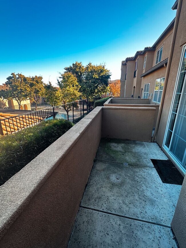 Foto del edificio - Townhouse in Livermore Available for Immed...