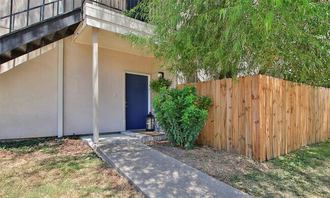 Building Photo - 1818 Augusta Dr