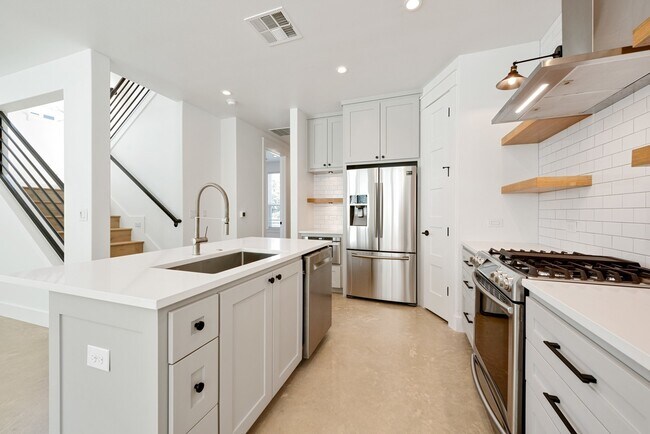 Foto del edificio - UT PRE LEASE: New Construction: Luxury 4 b...