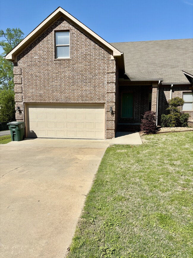 Building Photo - 2030 Nichols Rd