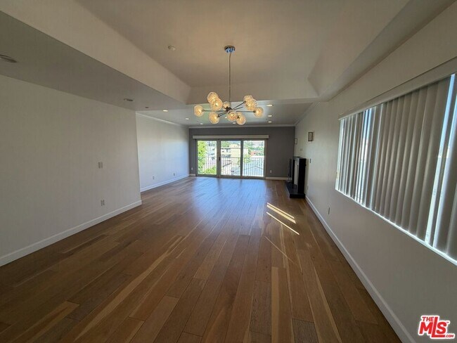 Building Photo - 1247 Barry Ave