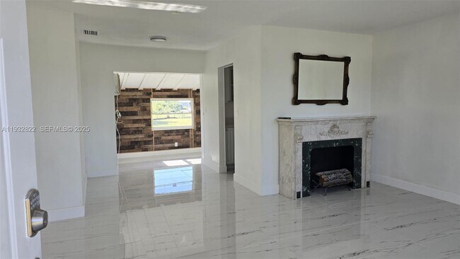 Foto del edificio - 22335 Montrose Ave