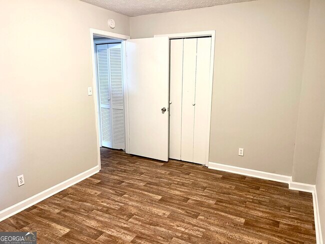 Building Photo - 160 Hunters Ln