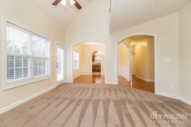 Building Photo - 707 Willow Cove Dr