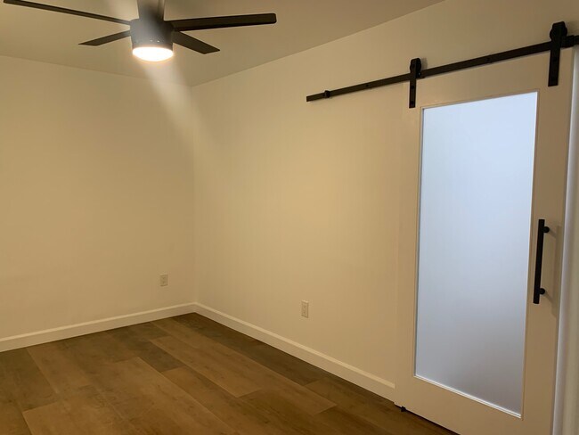 Foto del edificio - 1227 E 7th St