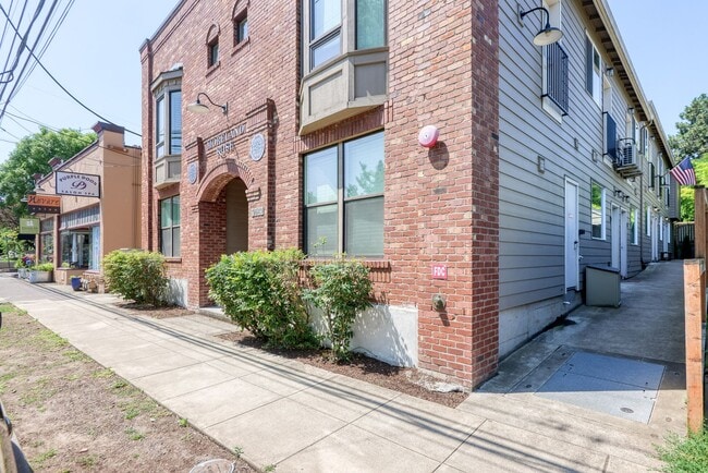 Building Photo - 7625 SE Milwaukie Ave