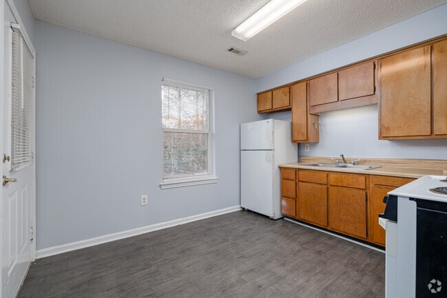 1BR, 1BA - 650SF - Kitchen - Eagles Nest Apartments 62+ Community