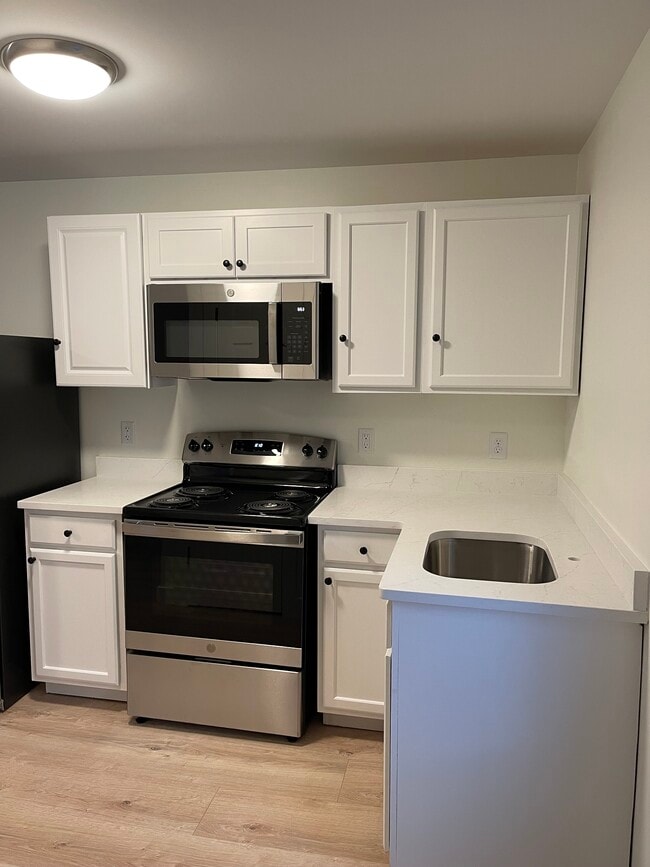 Building Photo - 66 Samoset St