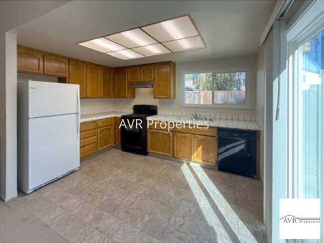 Foto del edificio - Gorgeous backyard with new carpets and paint