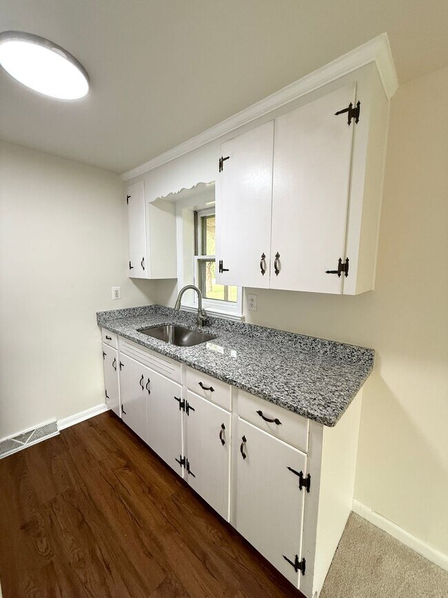 Building Photo - Refreshed One Bedroom in the City