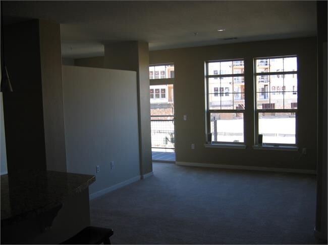 Foto del edificio - One Bedroom Condo Available For Rent at Va...