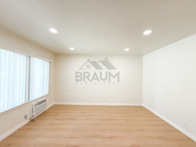 Foto del edificio - 15550 Vanowen St