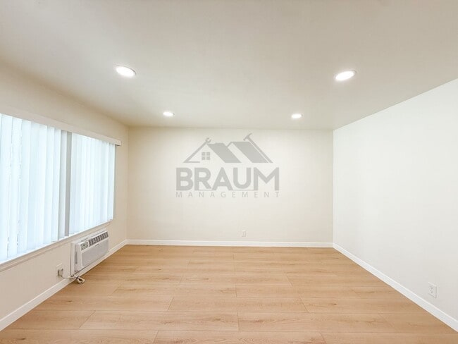 Building Photo - 15550 Vanowen St