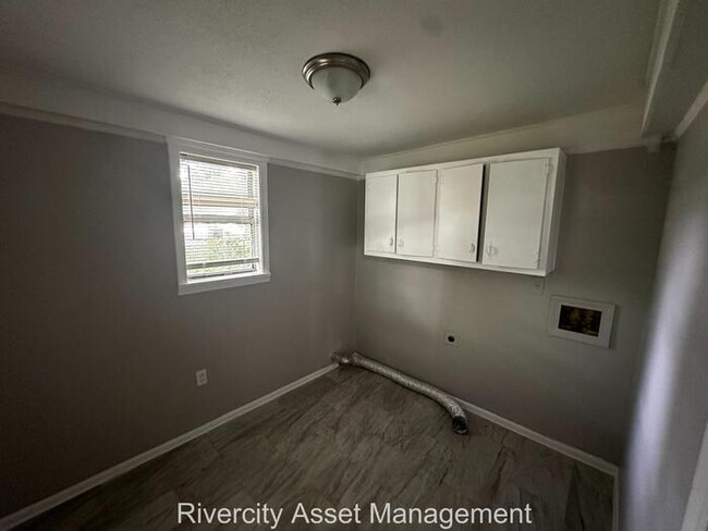 Building Photo - Berclair Beauty!!!! Section 8 Friendly
